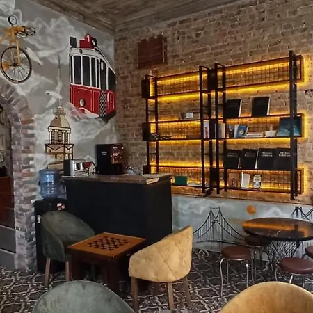 Moonlight Hotel&hostel מלון